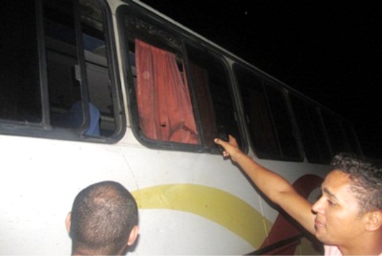 Morador mostra janela que estava o homem que acabou sendo atingido por uma vaca.