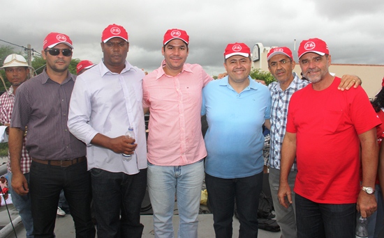 Da esquerda para a direita: Gilmar Bonfim da CAR, Vereador Romário de Candeal, Cláudio Bastos presidente da FETAG, Alex da Piatã deputado estadual, José Raimundo ex-prefeito de Riachão do Jacuípe e Daniel Almeida deputado federal.