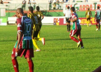 Fluminense de Feira empata em casa com Ypiranga mas segue líder da segundona