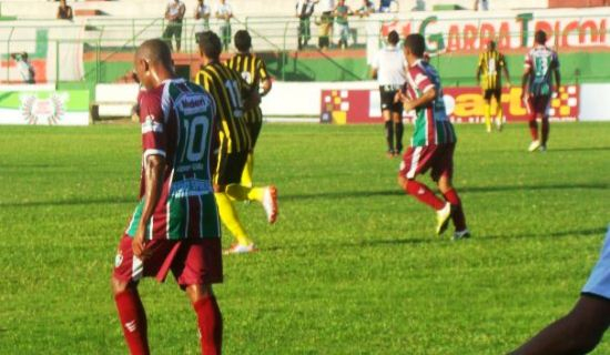 Fluminense de Feira empata em casa com Ypiranga mas segue líder da segundona