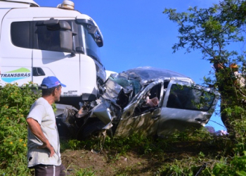 Santa Bárbara – Sandero bate de frente com carreta e deixa quatro mortos; vítimas sairam de Tucano