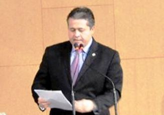 Multa para criadores que deixam animais soltos nas rodovias é defendida por Alex da Piatã em projeto de lei