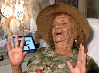 Baiana faz tatuagem aos 98 anos para tentar entrar para o livro dos recordes
