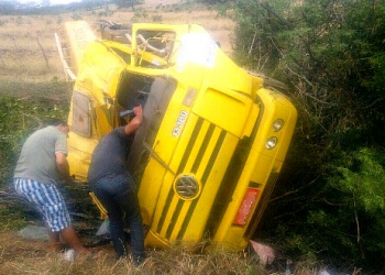 Caminhão pipa que presta serviço a Defesa Civil tomba na BA 381