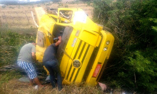 Caminhão pipa que presta serviço a Defesa Civil tomba na BA 381
