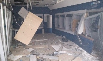 Bandidos explodem caixas eletrônicos dentro de banco em Gandu