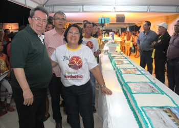 População de Nordestina participa do corte do bolo de 30 metros pelos trinta anos de emancipação política