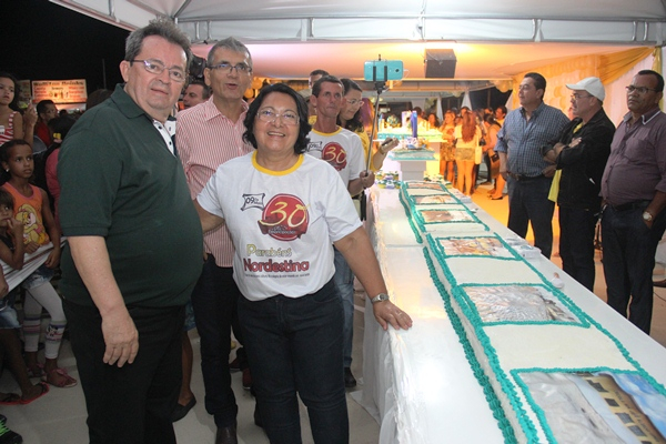 População de Nordestina participa do corte do bolo de 30 metros pelos trinta anos de emancipação política