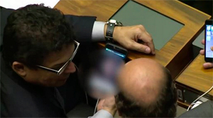 Deputados são flagrados assistindo filme pornô na Câmara durante votação
