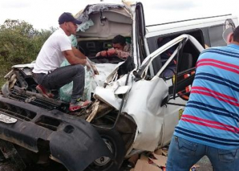 Motorista de Van fica preso as ferragens depois de colidir veículo em fundo de caminhão