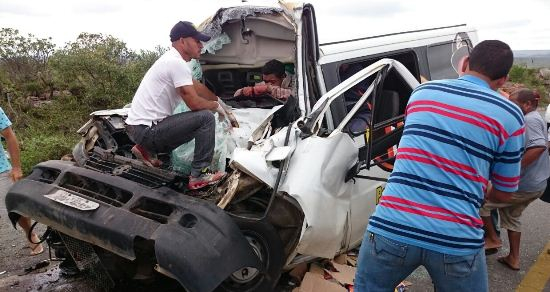 Motorista de Van fica preso as ferragens depois de colidir veículo em fundo de caminhão