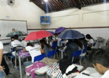 Estudantes de colégio de Feira assistem aulas com guarda-chuvas