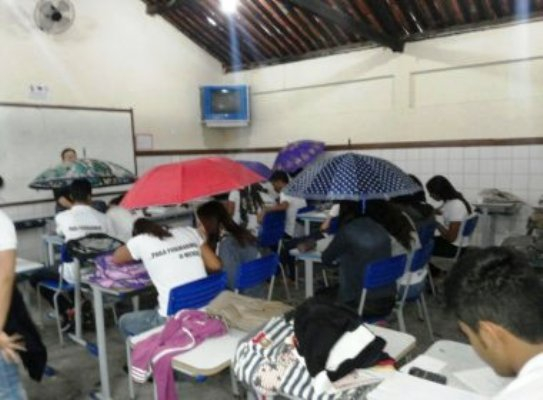 Estudantes de colégio de Feira assistem aulas com guarda-chuvas