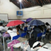 Estudantes de colégio de Feira assistem aulas com guarda-chuvas