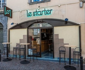 Francês morre após beber 56 doses e dono de bar é acusado de homicídio culposo