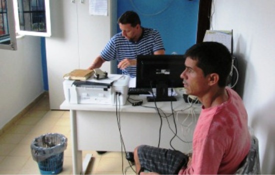 Piloto registrando queixa na Delegacia de Polícia