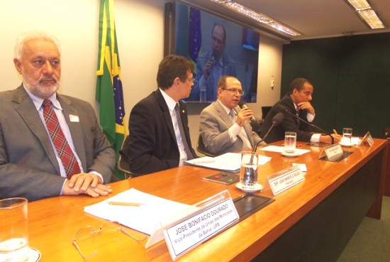 Programas federais são “Cavalo de Tróia” em municípios, diz deputado