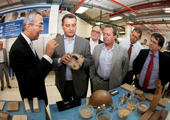 Rui articula pesquisa para uso do sisal na indústria automotiva