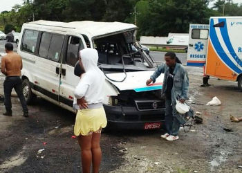 Van capota na BR 324 saída Feira/Salvador e deixa seis feridos
