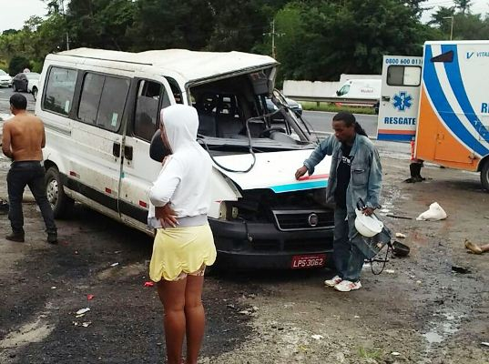 Van capota na BR 324 saída Feira/Salvador e deixa seis feridos