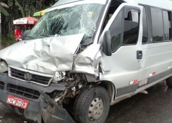 Van com placa de Coité se envolve em acidente em Simões Filho; há feridos
