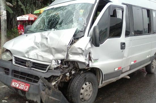 Van com placa de Coité se envolve em acidente em Simões Filho; há feridos