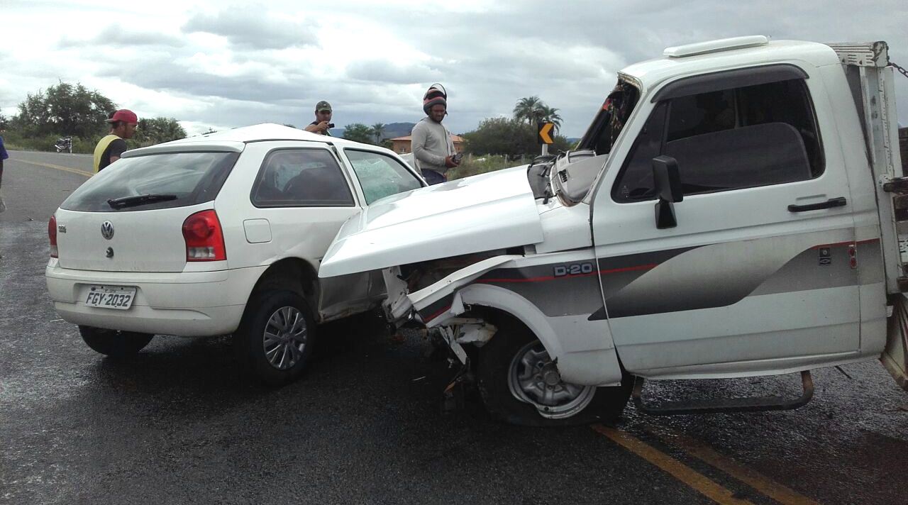 Motorista de Gol morre em colisão com D-20 na BA 245