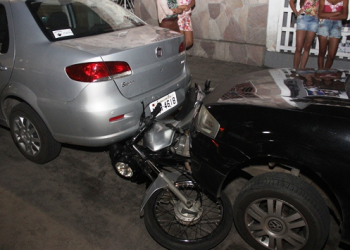 Motorista descontrolado bate carro em outros cinco veículos no Centro de Coité