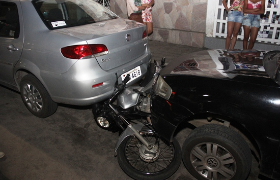 Motorista descontrolado bate carro em outros cinco veículos no Centro de Coité