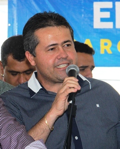 Governador Rui Costa entrega “pacote” de benefícios na cidade de Valente