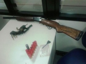 Armas que estavam em poder dos suspeitos.