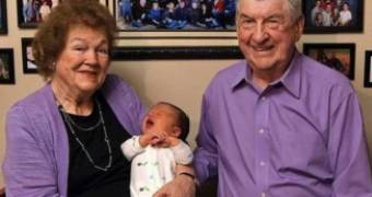 Casal americano dá as boas vindas ao seu 100º neto