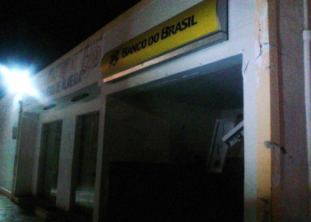 Quadrilha atira contra DPM, rasga pneu de viatura e explode caixa eletrônico em Pé de Serra