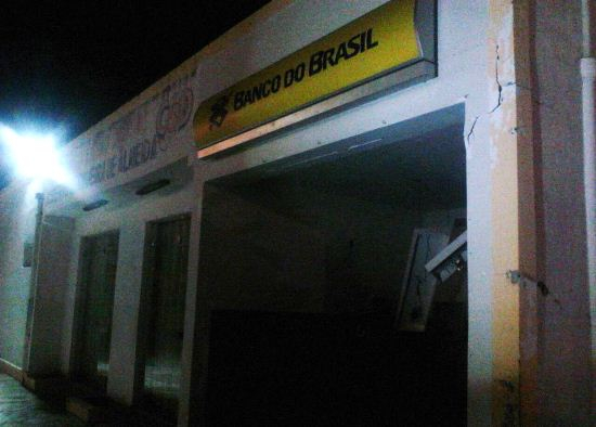 Quadrilha atira contra DPM, rasga pneu de viatura e explode caixa eletrônico em Pé de Serra