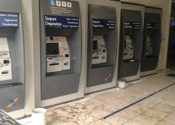 Clientes da CAIXA reclamam de sujeira na agência nos finais de semana