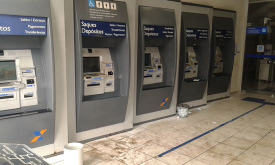 Clientes da CAIXA reclamam de sujeira na agência nos finais de semana