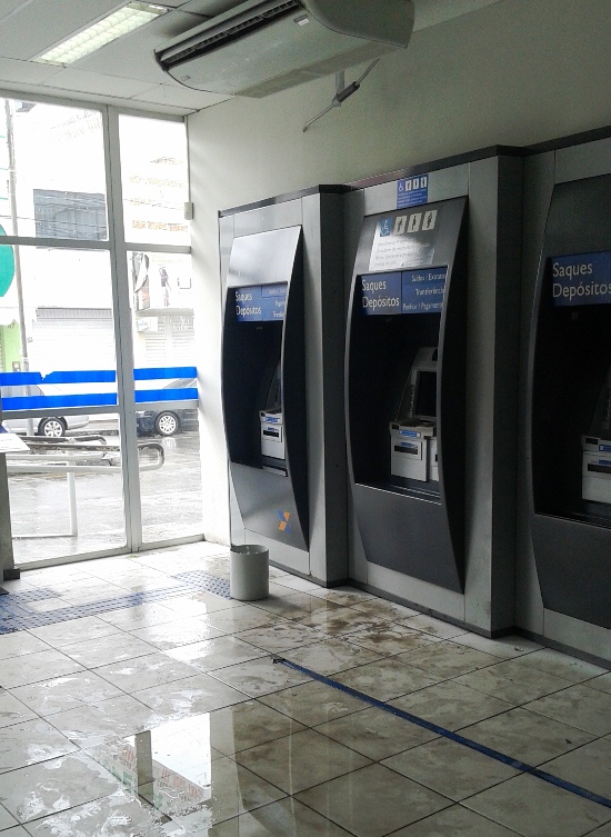 Água do ar condicionado contribui bastante para o preparo da lama.