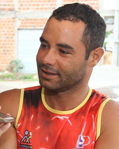 Trabalhador pega vale por escrito, uma espécie de cheque, cujo valor serve apenas para trocar por alimento em um determinado comércio. 