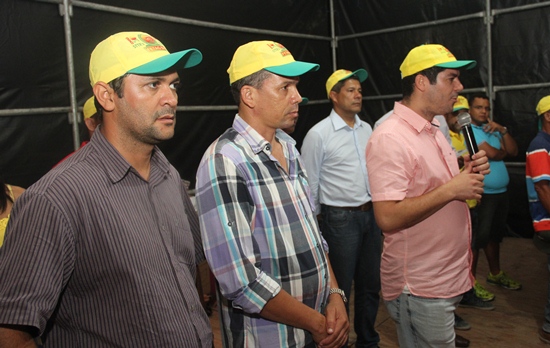 Cláudio parabenizou a presença do grande público a festa dedicada ao trabalhador. A sua esquerda Jerônimo e a direita o presidente e o coordenador da CAR Gilmar Bonfim