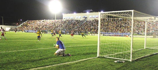 Goleiro Júlio César foi pouco exigido