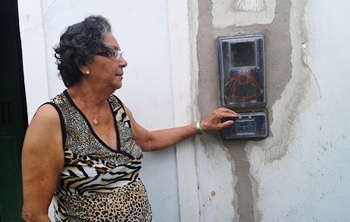 Aposentada reclama de falta de compromisso da Coelba para realizar ligação de energia em sua residência
