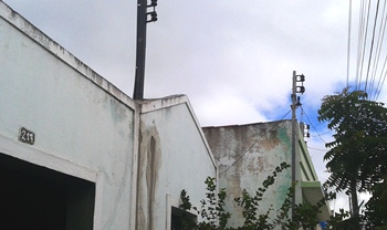 Ela nem atribui o problema a instalação de sua casa, pois foi no poste que liga a rede geral, não o de sua casa.