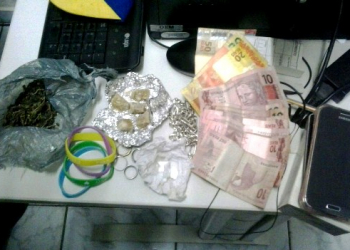 PM apresenta cinco pessoas a Delegacia e apreende drogas que estavam em uma residência