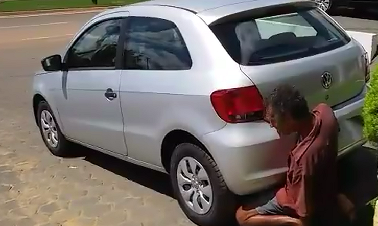 RO – Homem é flagrado mantendo relações com escapamento de carro