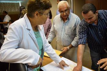 Fátima observa o que deve ser o novo mapa dos municípios, a partir das alterações.