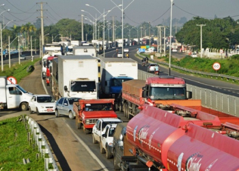 Protesto da paralisação nacional trava BR-324 na saída de Feira de Santana para Salvador