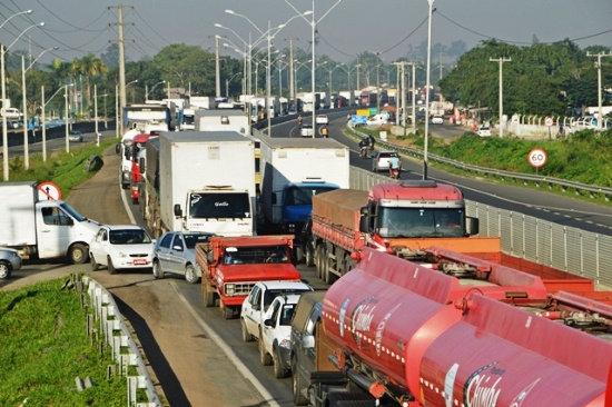 Protesto da paralisação nacional trava BR-324 na saída de Feira de Santana para Salvador