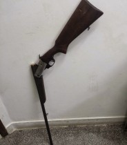 Policia apreende espingarda que estaria em posse do fugitivo.