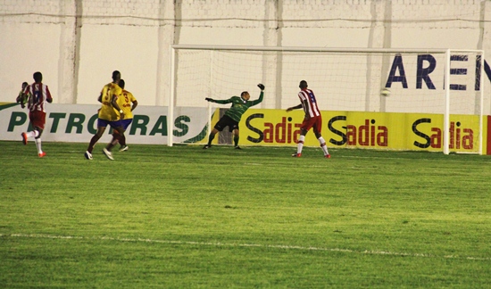 Lance do segundo gol do Náutico. Pezão nada pôde fazer.