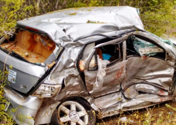 Motorista de Gol morre em ao colidir em carreta na BR 407